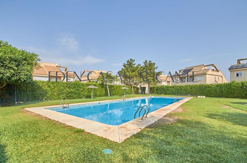 Foto 9121f173-02dc-464b-bc3a-bac8208ec78c. Casa adosada vivienda adosada con 4 habitaciones y 3 baños en urbanización con piscina y parking en Mutxamel