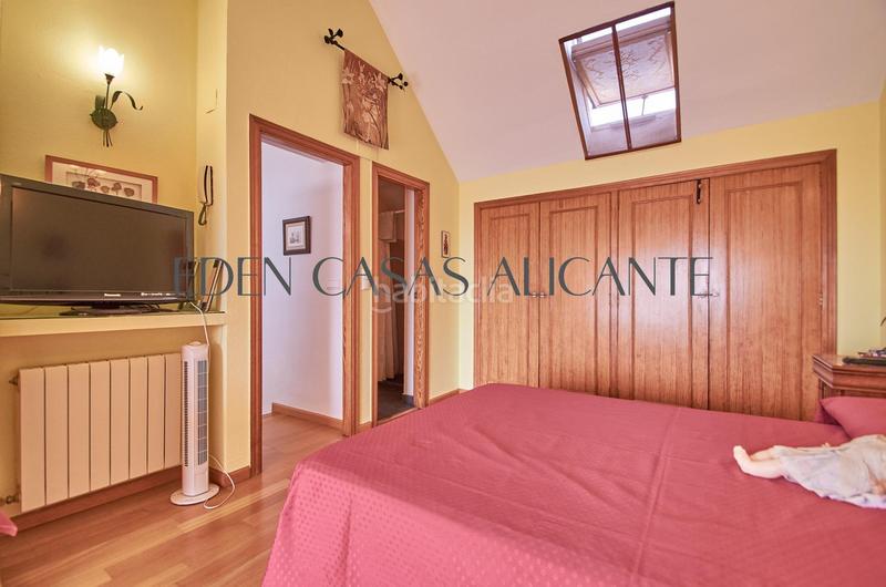 Foto 973c89e4-2326-4925-90f9-55dcf73b6b02. Casa adosada vivienda adosada con 4 habitaciones y 3 baños en urbanización con piscina y parking en Mutxamel