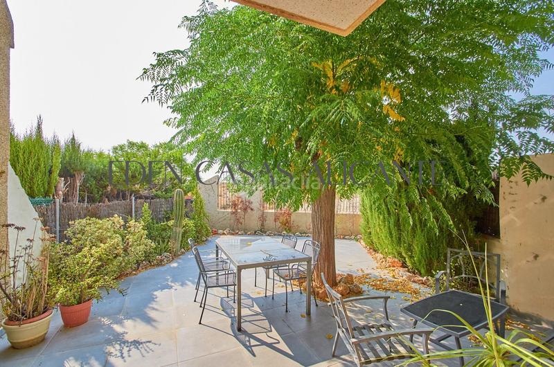 Foto 9bf62d93-40a1-41b3-b0f9-47e876710108. Casa adosada vivienda adosada con 4 habitaciones y 3 baños en urbanización con piscina y parking en Mutxamel
