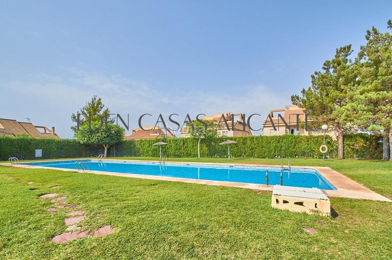 Foto a2334e0e-3898-4dfe-b913-763469353417. Casa adosada vivienda adosada con 4 habitaciones y 3 baños en urbanización con piscina y parking en Mutxamel