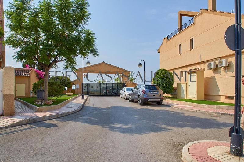 Foto ad0c02e7-93b1-4f7c-a8a9-f09c14118aa3. Casa adosada vivienda adosada con 4 habitaciones y 3 baños en urbanización con piscina y parking en Mutxamel