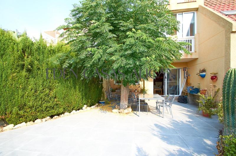 Foto bdc529b4-f8d3-4737-8671-d30c889cc52b. Casa adosada vivienda adosada con 4 habitaciones y 3 baños en urbanización con piscina y parking en Mutxamel