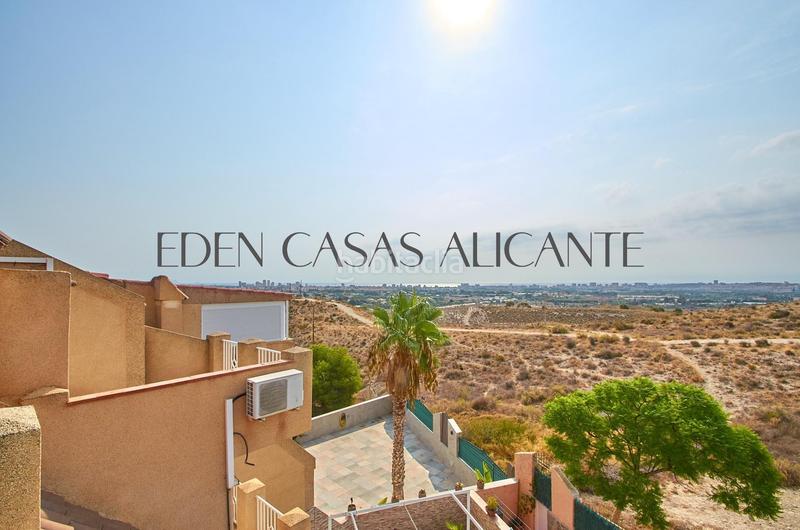 Foto c033622c-eef0-450f-8956-96f7ed711579. Casa adosada vivienda adosada con 4 habitaciones y 3 baños en urbanización con piscina y parking en Mutxamel