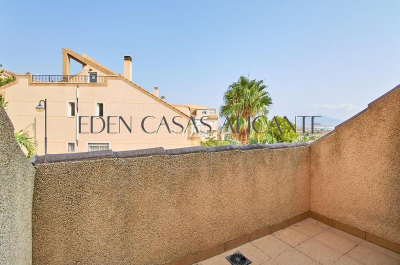 Foto dabf6e81-bd43-4034-b602-ca2c5c94c0ac. Casa adosada vivienda adosada con 4 habitaciones y 3 baños en urbanización con piscina y parking en Mutxamel