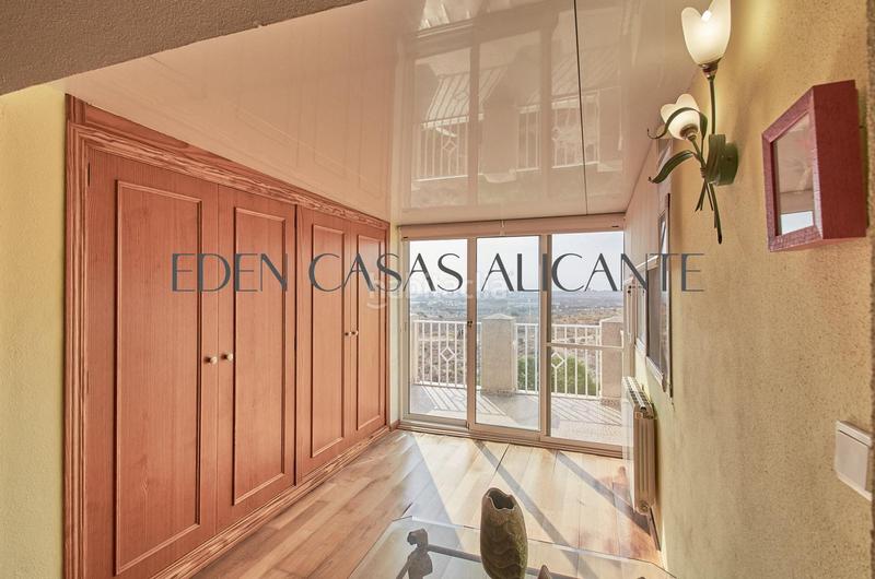 Foto fc2c507b-f9bd-404b-85ca-1de36e22fc01. Casa adosada vivienda adosada con 4 habitaciones y 3 baños en urbanización con piscina y parking en Mutxamel