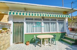 House  Calle central. Bungalow pareado en el campello de 2 dormitorios 1 baño, jardín
