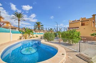 Chalet  Avenida oriola. Villa independiente en el campello de 200 m 4 dormitorios, 3 bañ