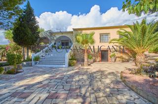 Xalet  Germanies. Vivienda independiente de 4 dormitorios, 2 baños y jardín privad