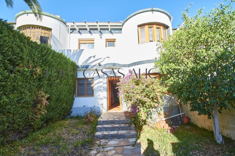 Foto 28f5d9ee-e301-40f6-8109-9df102fe464a. Casa a schiera in camino reial de vilajoiosa 20 in Campello (el)