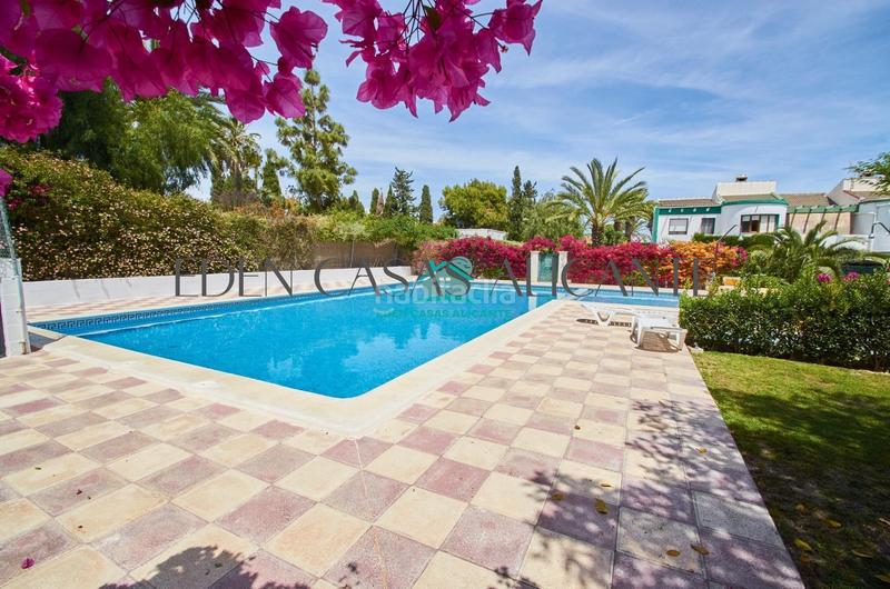 Foto 84a2313a-d166-4481-b461-c9a776d68aea. Casa a schiera in camino reial de vilajoiosa 20 in Campello (el)