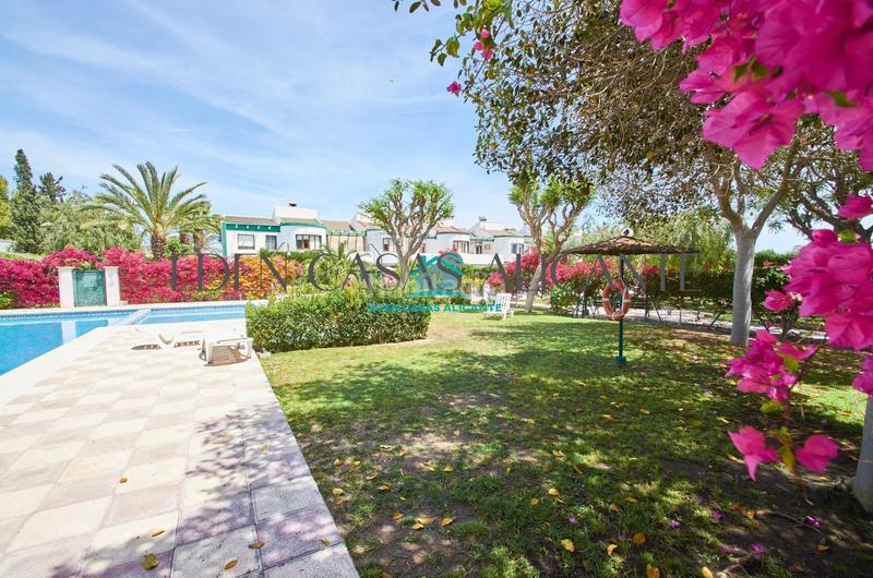 Foto c7d3bcee-a62d-4a40-8604-c1383e6a43fe. Casa a schiera in camino reial de vilajoiosa 20 in Campello (el)