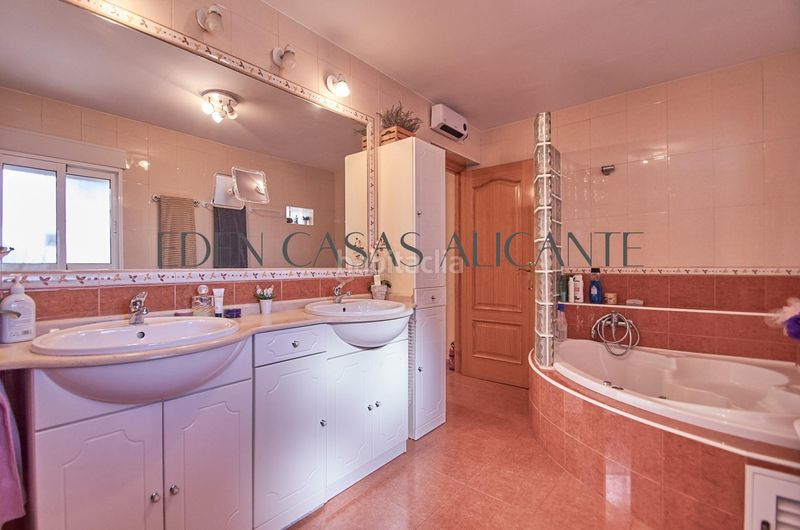 Foto c95732a7-288b-4e75-b10a-718c3ebdf241. Xalet amb aparcament piscina a Moralet Alicante