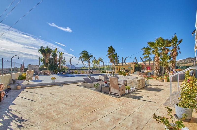 Foto 10952f2d-2480-4ad6-9a75-0776bf87cea2. Xalet amb aparcament piscina a Xixona