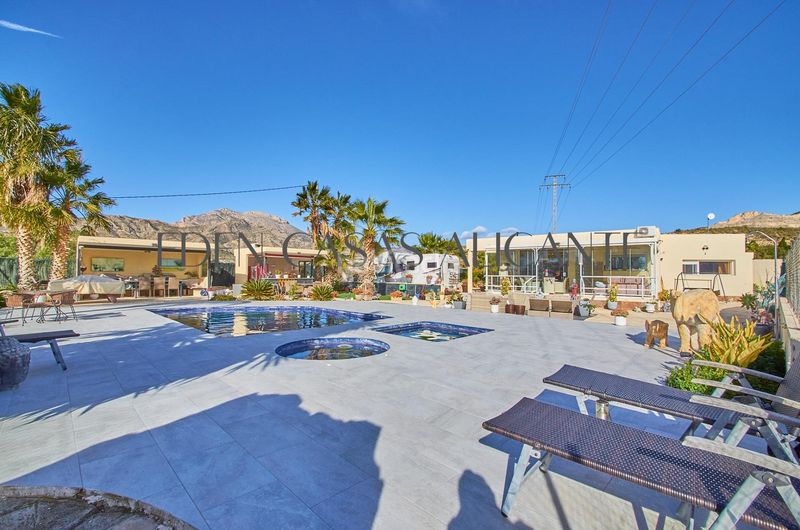 Foto 31e37c29-8c89-4318-83de-19479d23df15. Xalet amb aparcament piscina a Xixona