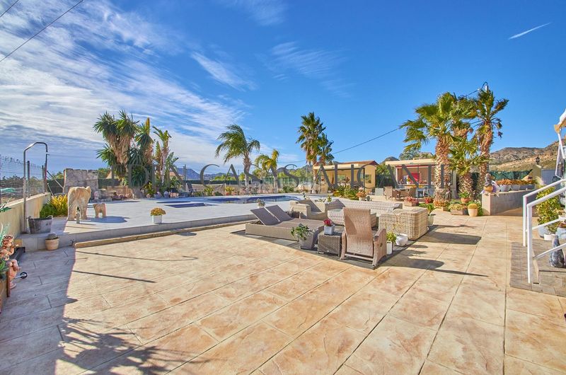 Foto f704cb99-ea99-4b1d-a9e6-6d92e9e73c3e. Xalet amb aparcament piscina a Xixona
