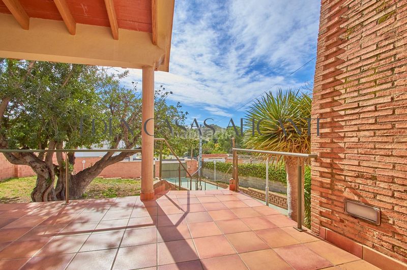 Foto 1e08ea78-b8fd-4d67-9ab7-d09a2d4779d1. Xalet amb aparcament piscina a Busot