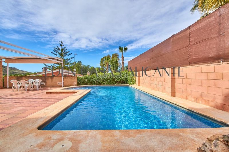 Foto 70a897b9-a4b9-49ed-8e30-baf1d6362c40. Xalet amb aparcament piscina a Busot