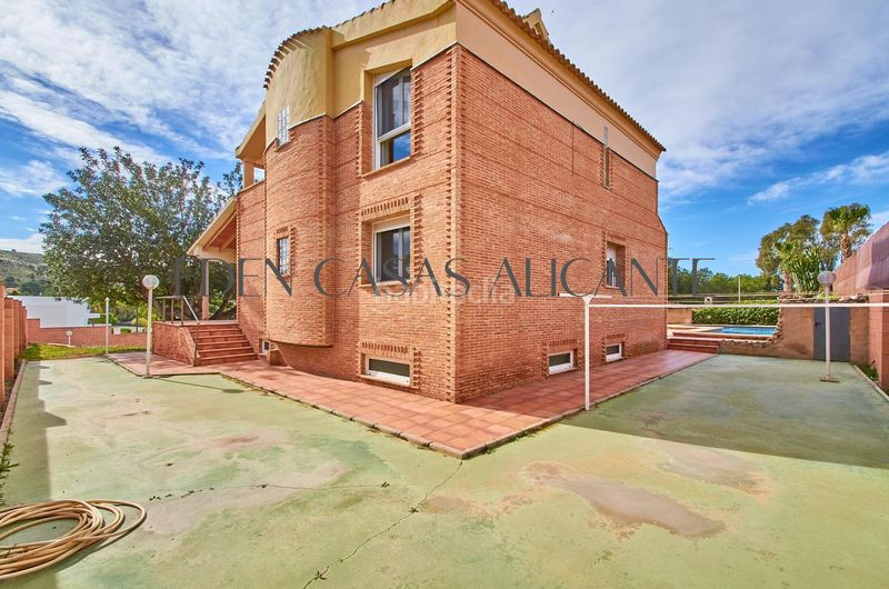 Foto e72def85-de30-4b3a-8cec-a71303888538. Xalet amb aparcament piscina a Busot