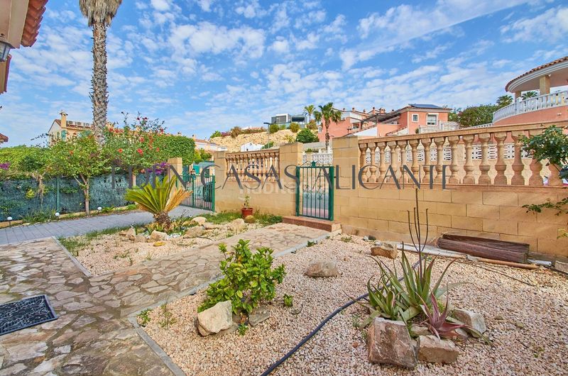 Foto 0b10a5d1-5560-48cc-b41f-e49bb31e917e. Xalet amb piscina a Bonalba-Cotoveta Mutxamel