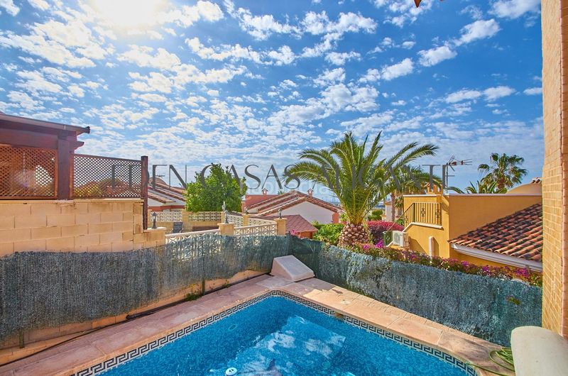 Foto ef1082d4-8486-4929-96cb-8803fbdabb79. Xalet amb piscina a Bonalba-Cotoveta Mutxamel