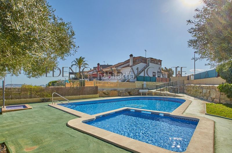 Foto e7fa96b5-d824-4be5-9049-9efd29524f13. Casa adossada amb calefacció aparcament piscina a Mutxamel