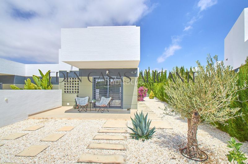 Foto 3ff68da9-fb9b-4075-b27d-1e1ca00d1e94. Casa aparellada amb calefacció aparcament piscina a Busot