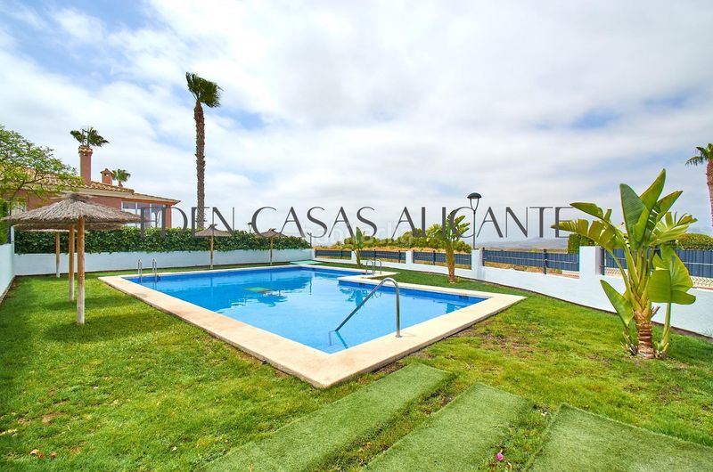 Foto 5987da5d-b53f-4e42-a828-dd0b4dd7d27f. Casa aparellada amb calefacció aparcament piscina a Busot