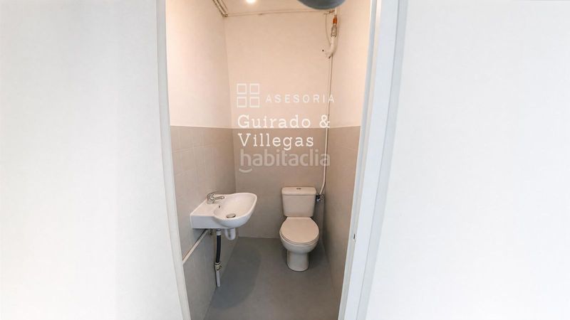 Foto a4fb5ba8-af8f-4e48-bdba-be9dd2d02b7f. Local comercial a Llefià Badalona