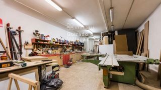 Local Comercial  Calle de ramon sala i massaguer. Local con taller y vado