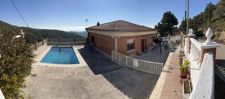 Casa  Carrer de la cerdanya. Preciosa casa a cuatro vientos con piscina y vistas a la montaña