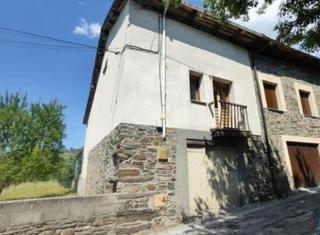 Maison à Compostilla - Columbrianos. Vivienda unifamiliar en salas de los barrios