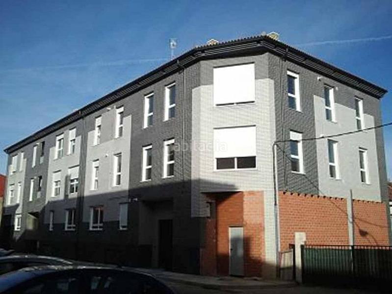 Foto d9b233b2-bfdb-4f5f-a917-c5878f57f22c. Parking voiture dans Villaquilambre