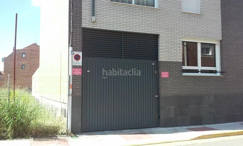 Foto f5a99f4b-db60-4c78-8d79-1fc85ee0e7ba. Parking voiture dans Villaquilambre