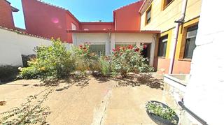Mas  Calle del doce de junio. Casa con patio en sahagun