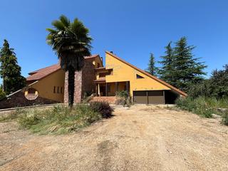 Chalet  Calle estrecha. Chalet con jardin en chozas de  abajo