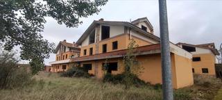 Édifice  Sector 1 vial vi-vs. Obra parada en villa de soto