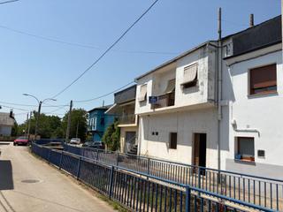 Mas  Muchos-vs. Casa en valtuille de arriba