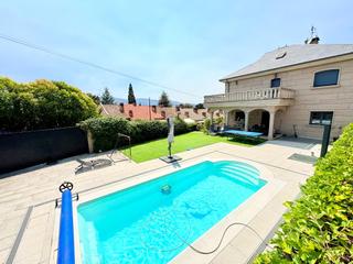 Chalet  Madreselva-urb.patricia. Impresionante chalet con piscina a 5 min del centro