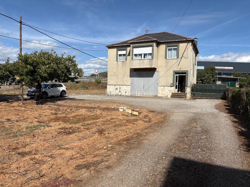 Foto 528fcbfc-229e-4392-8cee-d448cb6a5ea4. Casa amb calefacció aparcament a Compostilla - Columbrianos Ponferrada