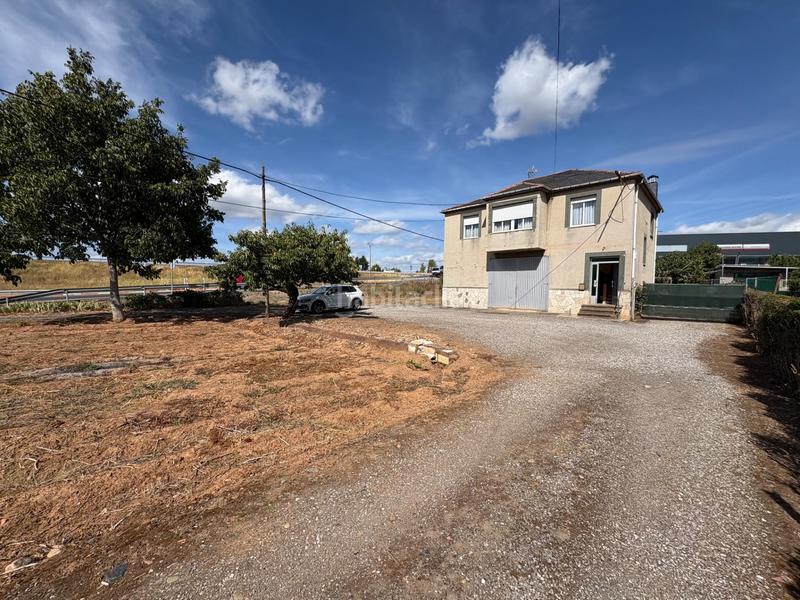 Foto a4cbb2c7-8749-4e34-8cba-1b360446e751. Casa amb calefacció aparcament a Compostilla - Columbrianos Ponferrada