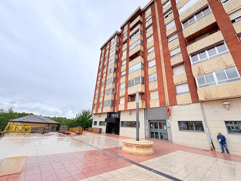 Foto 24fab0f5-8ef9-437f-a56e-181ad234b6d6. Pis amb aparcament a Zona Alta Ponferrada