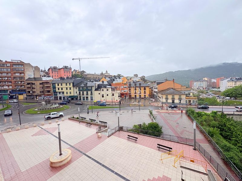 Foto 6a73de8b-eec7-40ef-8337-b72fc7db2220. Pis amb aparcament a Zona Alta Ponferrada