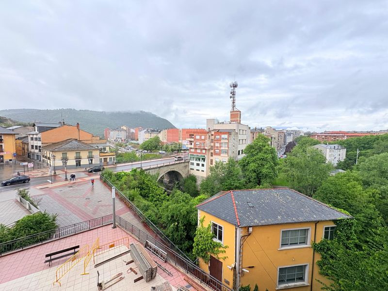 Foto ccbb57fb-a67a-48db-910f-bf776d04fc6f. Pis amb aparcament a Zona Alta Ponferrada