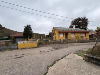 Mas à Valdesamario. Casa con jardin para reformar en valdesamario
