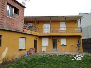 Mas à Camponaraya. Casa con terreno en camponaraya  inmueble sin posesion