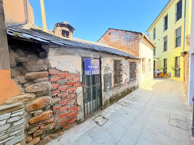 Foto 608468b0-db8a-4c74-a284-a08edd044504. Casa a Zona Alta Ponferrada