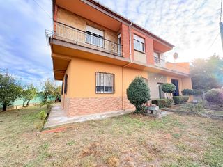 Chalet in Compostilla - Columbrianos. Chalet con terreno