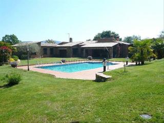 Masia a Santa Cristina Poble. Con mucho terreno y piscina