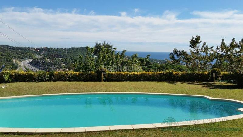 Foto a88d283c-a95f-475f-a514-672ecdfbf119. Xalet amb calefacció aparcament piscina a Serra Brava Lloret de Mar