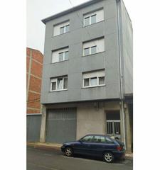 Edifici a Carballo. Edificio calle geranios con bajo y terreno en la parte trasera.